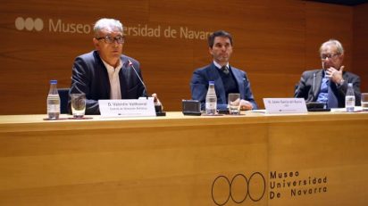 Valentín Vallhonrat, representante del Comité de Dirección Artística; Jaime García del Barrio, director general del Museo Universidad de Navarra, y José Manuel Garrido, miembro del Comité de Dirección Artística y programador de Artes Escénicas.