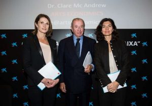 El presidente de la Fundación Arte y Mecenazgo, Leopoldo Rodés; su directora, Mercedes Basso (derecha), y la autora del informe, Clare McAndrew (izquierda).