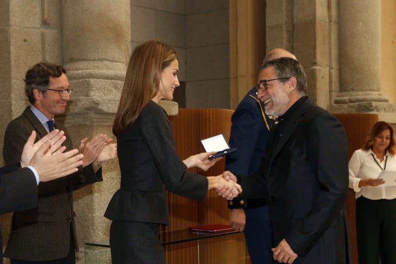 Su Majestad la Reina entrega el Premio Velázquez de las Artes Plásticas 2013 a Jaume Plensa. © Casa de S.M. el Rey / Borja Fotógrafos.
