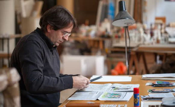 Ignasi Aballí trabajando en su estudio © Fundació Joan Miró, Barcelona. Foto: Pere Pratdesaba