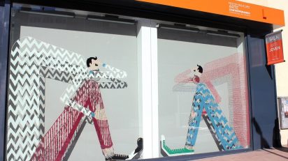 Conxita Herrero. Intervención en la cristalera de la Sala de Arte Joven. 2015. C.I.T.I.: Centro de Investigación Técnicamente Imprevisible. Foto: Luis Martín.