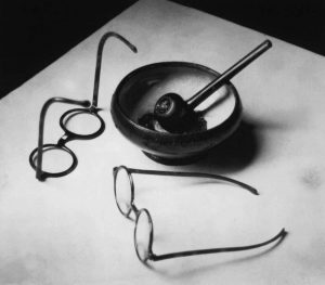 Las gafas y la pipa de Mondrian, 1926. André Kertész ©Ministère de la Culture. Mediatèque du Patrimoine. Donation André Kertész.