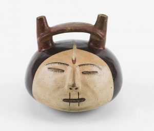 Vaso representando una cabeza trofeo. Nasca - Perú. 100-700 d. C. Cerámica. Museo de Culturas del Mundo de Barcelona. Foto: Jordi Puig.