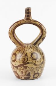 Vaso de asa estribo. Mochica - valles de Moche, Chicama y Virú, costa norte del Perú 1-800 d. C. Pintura de línea fina. Museo de Culturas del Mundo de Barcelona. Foto: Jordi Puig.