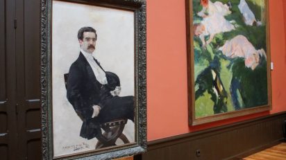 Vista de sala con 'Retrato de Don Juan Antonio García del Castillo', 1887, a la izquierda. Foto: Sonia Aguilera.