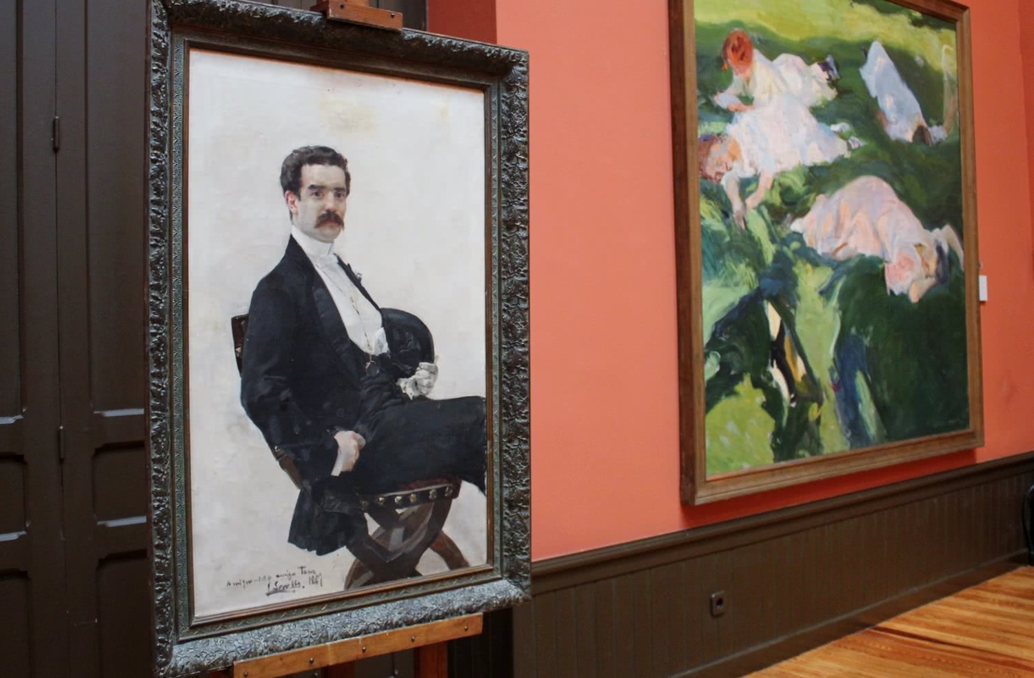 Vista de sala con 'Retrato de Don Juan Antonio García del Castillo', 1887, a la izquierda. Foto: Sonia Aguilera.