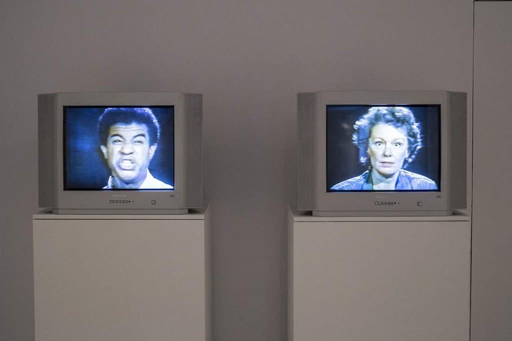 Bruce Nauman. Good Boy Bad Boy, 1985 Instalación de cintas de vídeo, cintas de audio y neón