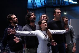 Haizam Fathy (traje de alecrín, bailarín), Arcángel (caballo blanco, cantaor), Jesús Méndez (caballo blanco, cantaor), Carlos Rodas (traje de pijama, bailarín), Isabella Gaudí (Julieta / niño, soprano). (Foro: Teatro Real / Javier del Real)