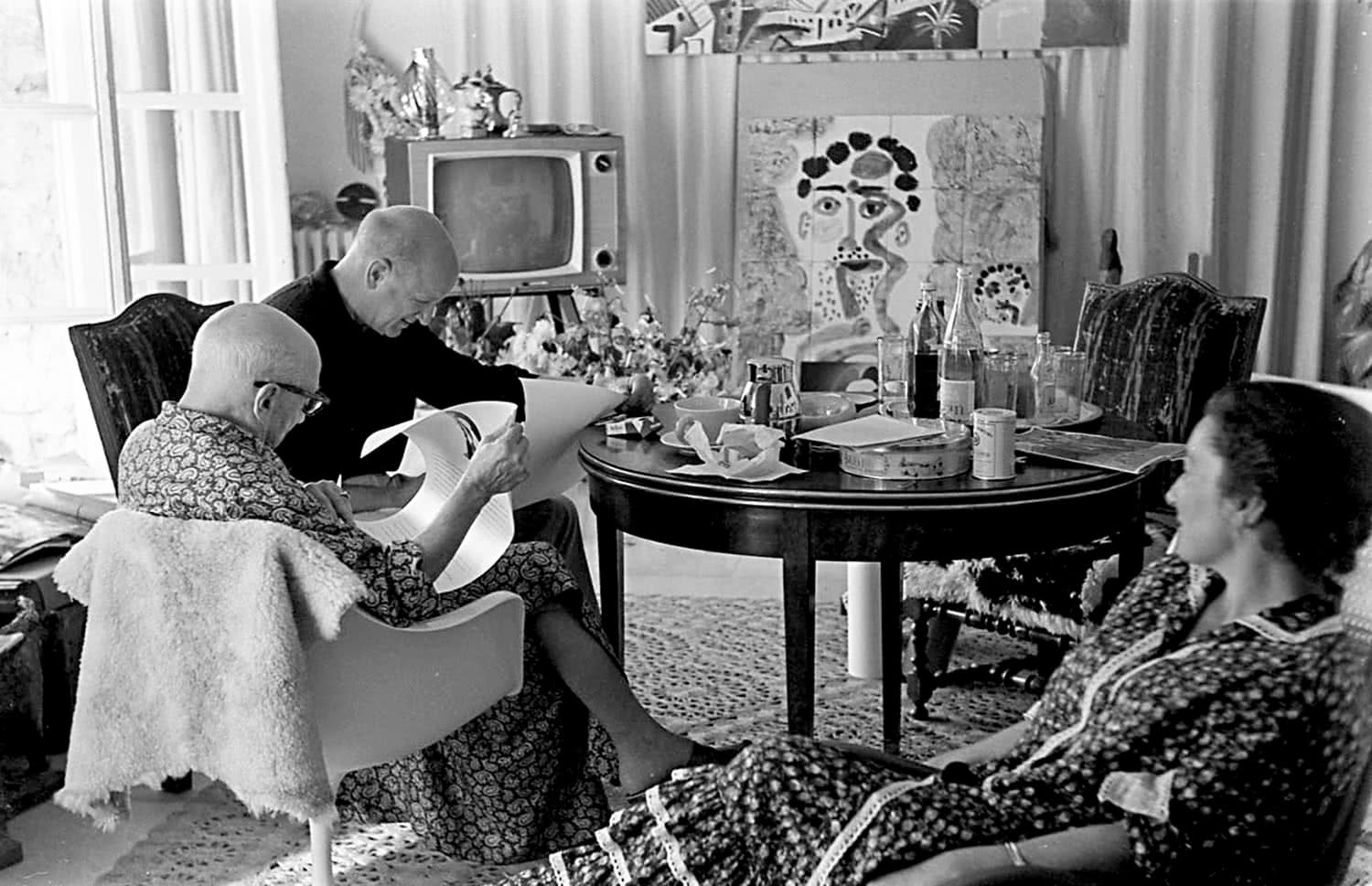 Roberto Otero. Pablo Picasso y William Hartmann, observados por Jacqueline.