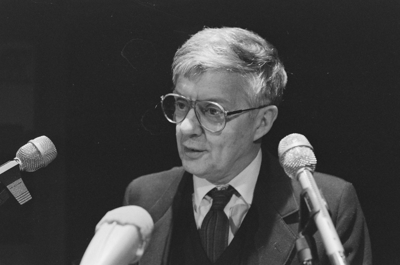 By Gerrits, Roland / Anefo [CC BY-SA 3.0 nl (http://creativecommons.org/licenses/by-sa/3.0/nl/deed.en)], via Wikimedia Commons.