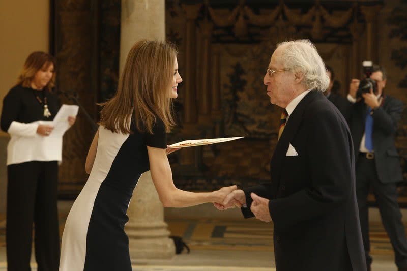 La reina entrega a Alberto Schommer el Premio Nacional de Fotografia.