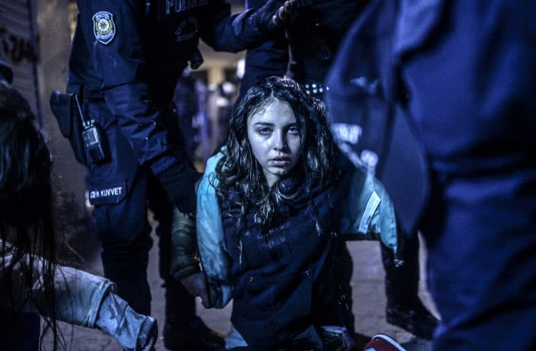 Bulent Kilic ha ganado el World Press Photo en la categoría de "Noticias de actualidad". La fotografía muestra a una joven durante los disturbios entre manifestantes y policía ocurridos en Estambul.
