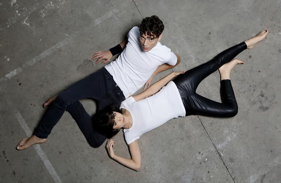 Alice Sara-Ott y Francesco Tristano (Foto: Marie Staggat / DG)