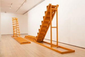 Rodrigo Oliveira: Escaleras (observatorio nº 3). De la serie Procesos disociativos y aproximaciones complejas para cualquier ciudad en estado de entropía. Madera. Dimensiones variables, 555 x 80 x 50 cm cada unidad.