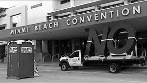 Santiago Sierra. NO Global Tour (NY Miami) [NO gira mundial (NY Miami)], 2010. Fotografía en b&n 100 x 177 cm. Cortesía del artista y Galería Helga de Alvear, Madrid.