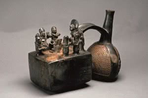 Vasija ceremonial silbadora que representa una escena de una ceremonia de consumo de chicha, danza y culto al ancestro. Chimú, 1100 – 1470 d.C. Cerámica. 