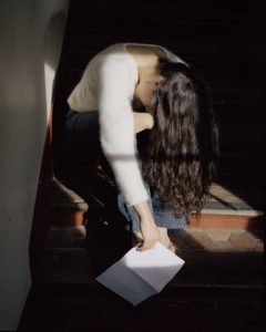 Sophie Calle. Prenez soin de vous. Chanteuse de tango, Débora Russ [Cuídese mucho. Cantante de tango, Débora Russ], 2007 (detalle) © Sophie Calle/ADAGP, Paris, 2015. Courtesy Galerie Perrotin and Paula Cooper Gallery.