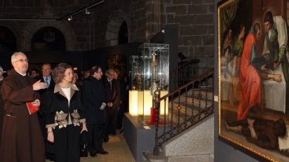 Doña Sofía atiende a las explicaciones del comisario Juan Dobado. © Casa de S.M. el Rey.