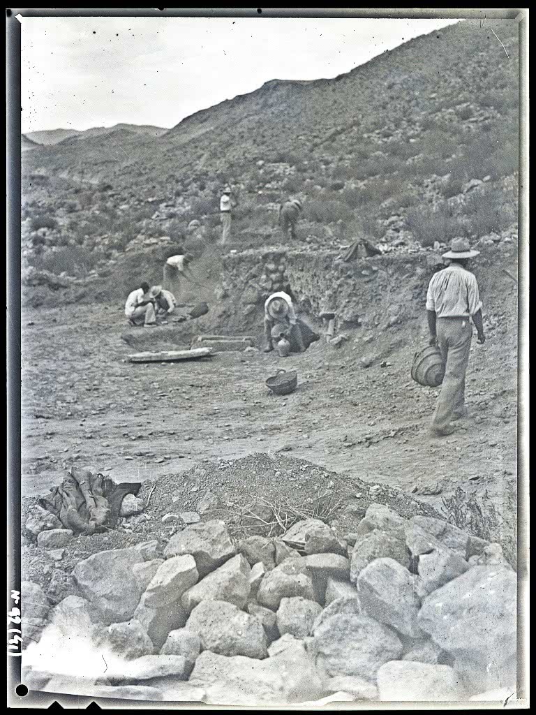 Excavación de tumbas en La Bastida, 1944. Archivo MAN