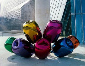 Tulipanes (Tulips), 1995-2004. Acero inoxidable pulido con acabado espejo y con laca de color translúcida. 203,2 x 457,2 x 520,7 cm. Una de cinco versiones únicas Museo Guggenheim Bilbao. © Jeff Koons.