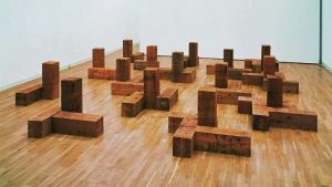 Carl Andre. Uncarved Blocks, Vancouver, 1975. Kunstmuseum Wolfsburg. Photo: Helge Mundt, Hamburg © Kunstmuseum Wolfsburg Art © Carl Andre/Licensed by VAGA, New York, NY.