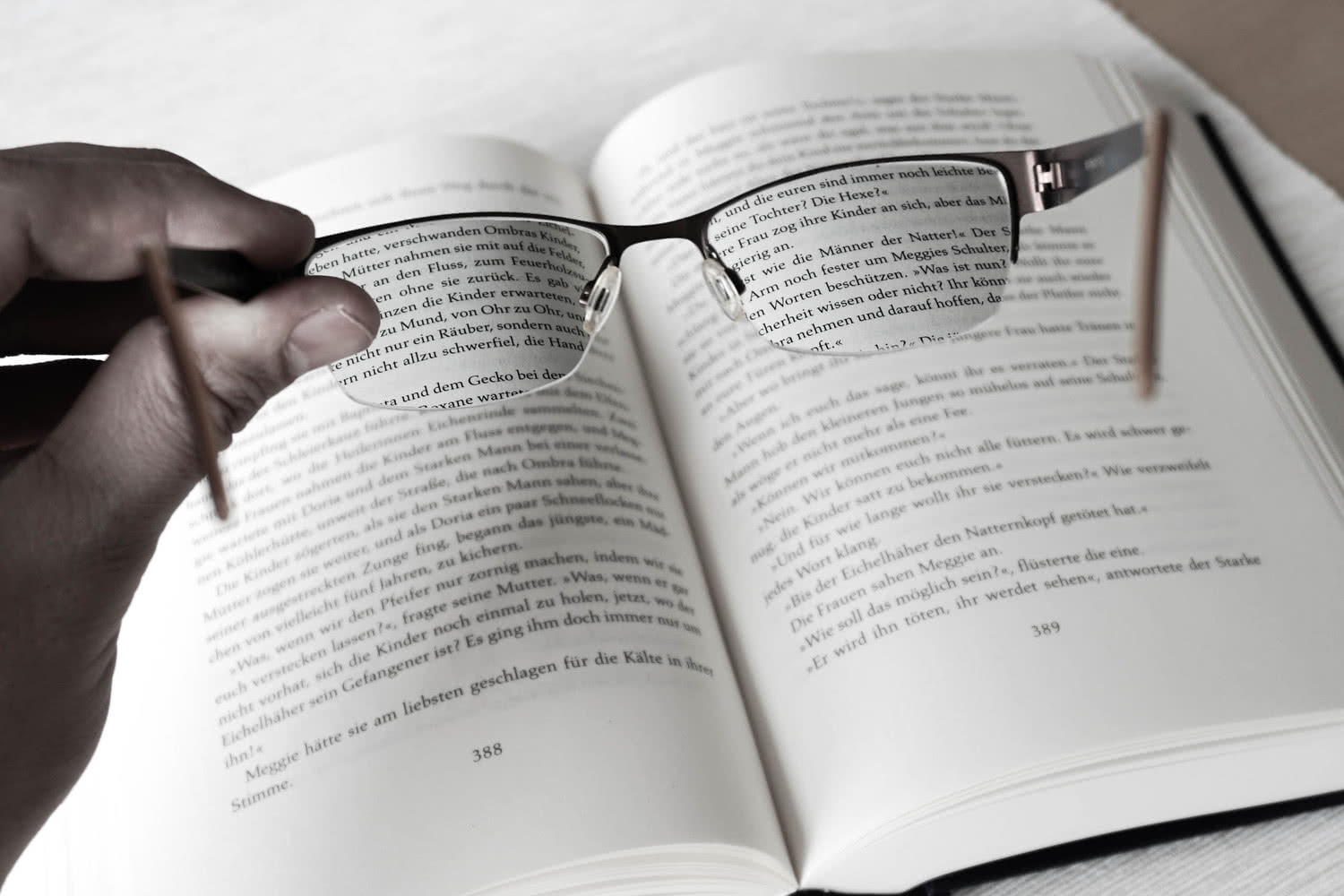 Buch und Brille. Foto: Dennis Lucht / Flickr: https://www.flickr.com/photos/131079988@N04/16794580186.