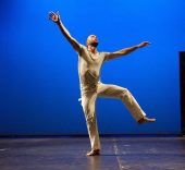 Steve Paxton. Bound. Danza, 1982. Interpretado por Jurij Konjar. Fotografía de Nada Žgank.