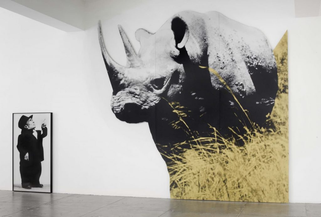 John Baldessari. Enano y rinoceronte (Con Gran Forma Negro) Con Historia Cordero Llamado, 1989 (2013)