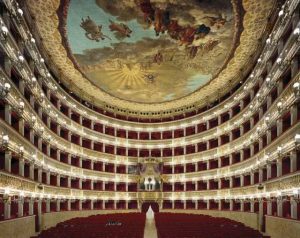 Teatro di San Carlo, Napoli. Italy. Fujicolor crystal archive. 101,6 x 127 cm. Autor: David Leventi.