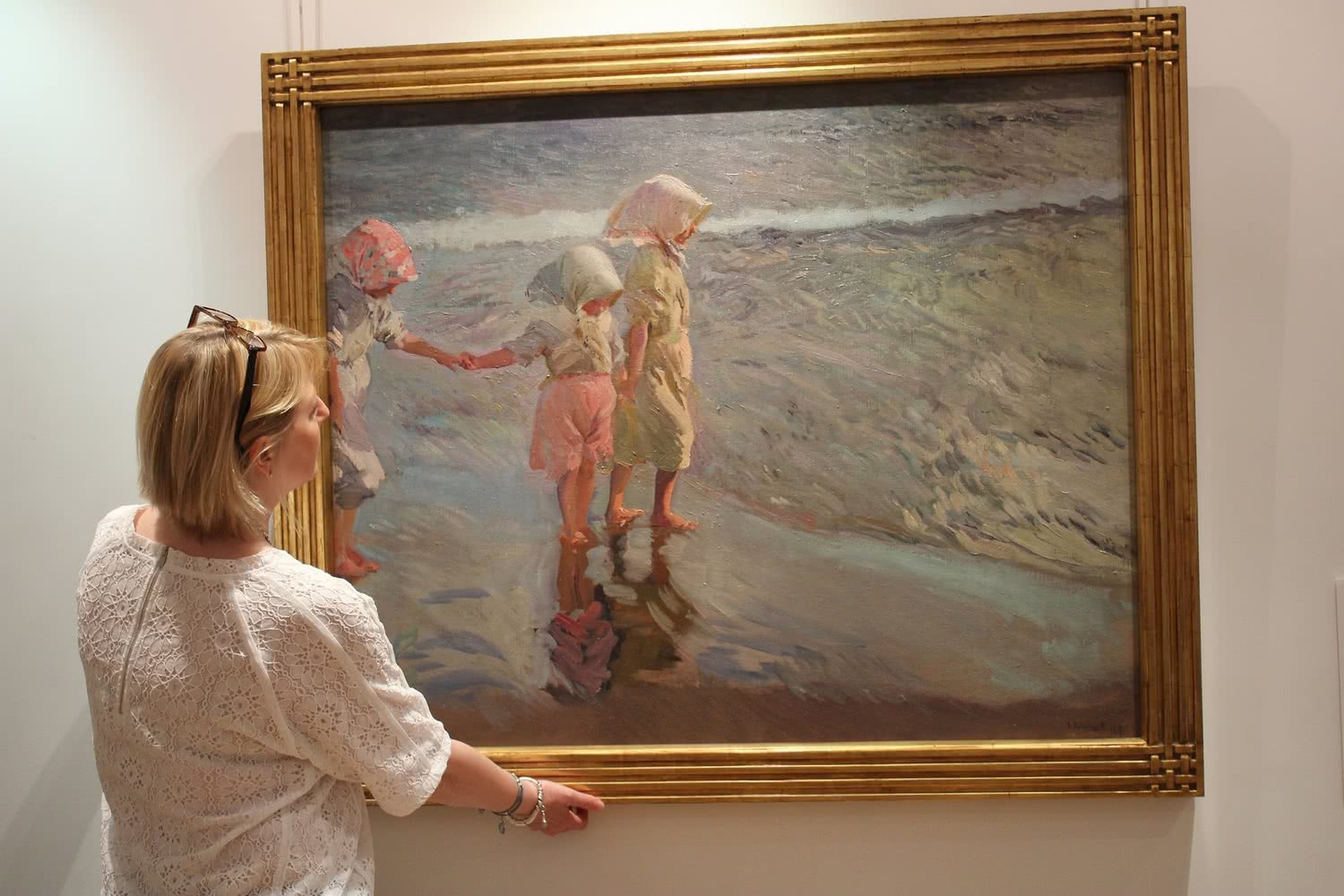 Presentación de 'Las tres hermanas en la playa' (1908), de Joaquín Sorolla y Bastida', en Christie's Madrid. Foto: Luis Martín.