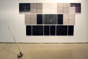 Campos de error V, 2014-15. Impresiones fallidas de periódicos. 176 x 333 cm.