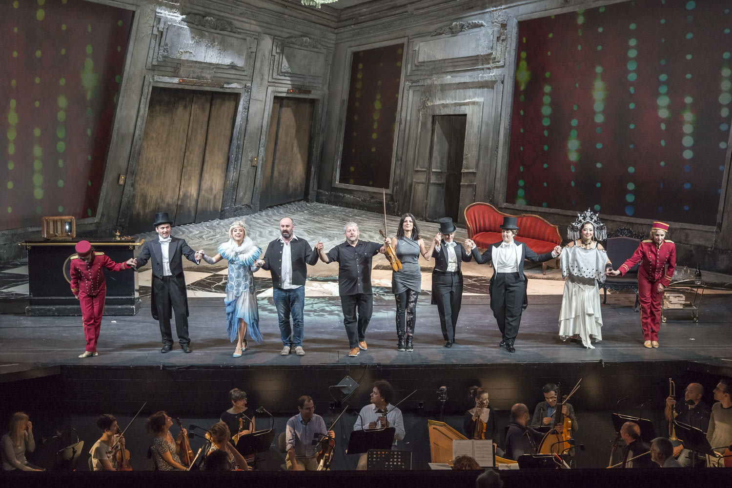 Los actores se despiden tras interpretar 'Narciso' en Innsbruck. Foto: Rupert Larl/Innsbrucker Festwochen der Alten Musik.