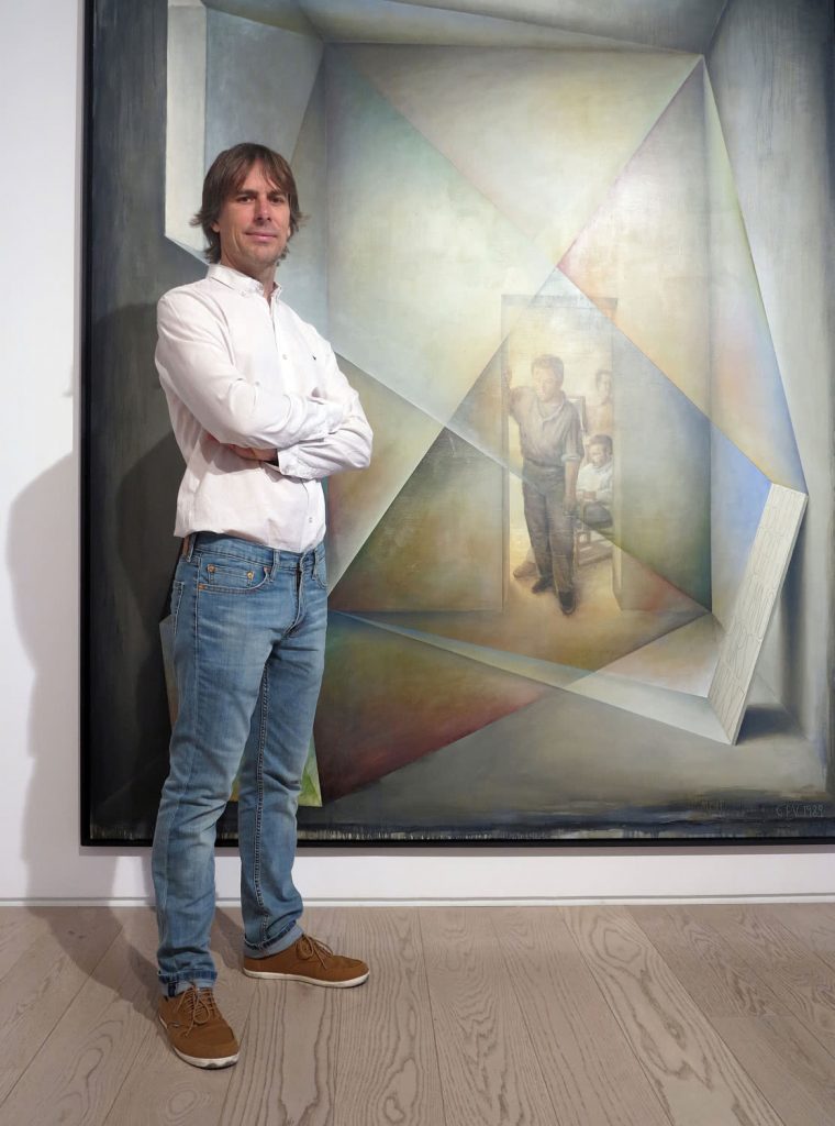 Simon Zabell junto a la obra 'El ámbito del pensamiento' (1989) de Guillermo Pérez Villalta