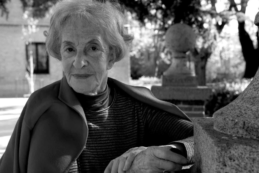 Ida Vitale en los jardines de la Residencia de Estudiantes, octubre de 2008. ARCHIVO DE LA RESIDENCIA DE ESTUDIANTES.