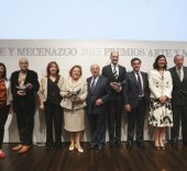 La directora general adjunta de la Fundación Bancaria ”la Caixa”, Elisa Durán, con los ganadores y respresentantes de la Fundación Arte y Mecenazgo.
