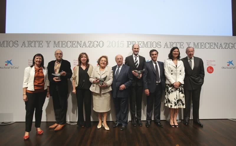 La directora general adjunta de la Fundación Bancaria ”la Caixa”, Elisa Durán, con los ganadores y respresentantes de la Fundación Arte y Mecenazgo.