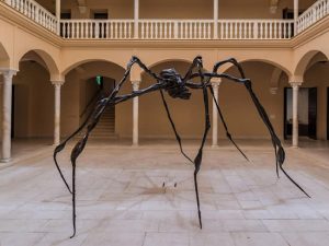 Para la ocasión se ha instalado en el MPM la escultura 'Araña' (1996), de casi 8 metros de diámetro y más de 3 metros de altura. La artista representó así a su madre: como una enorme arácnida, paciente, protectora e incansable tejedora, en directa alusión al oficio que ésta desempeñó en el taller familiar de restauración de tapices. Foto Pablo Asenjo © Museo Picasso Málaga.