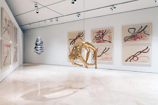 'El arco de la histeria' en primer plano, en una sala con otros trabajos de la artista. Foto: Jesús Domínguez © Museo Picasso Málaga.