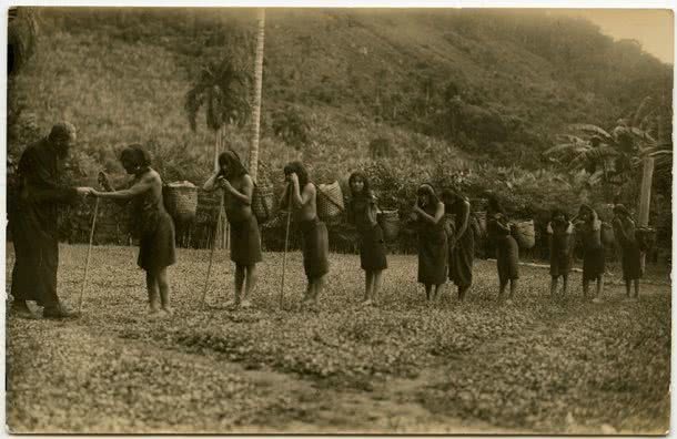 Anónimo. Indígenas Shuar-Achuar saludando al misionero Padre Mattana, 1894