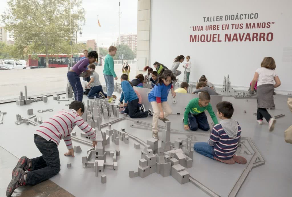 Niños en un taller del IVAM