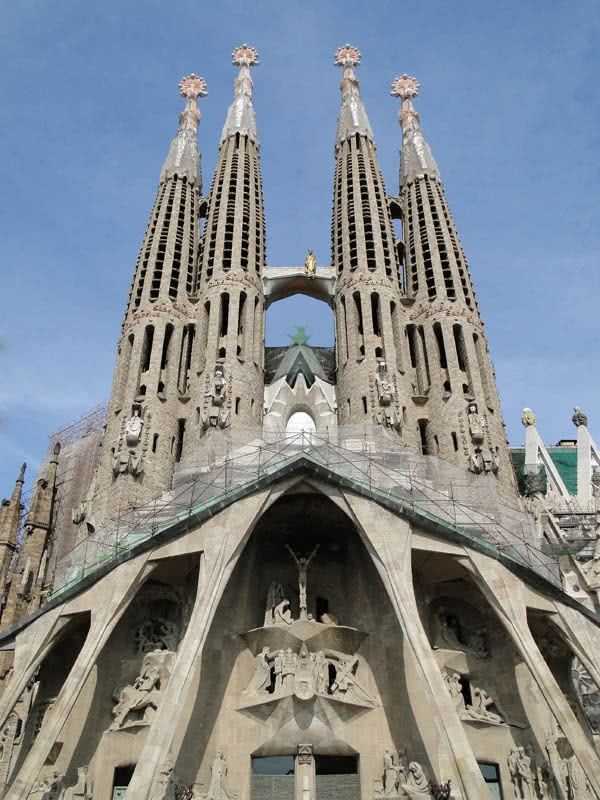 «Sagrada Familia 03» de Bernard Gagnon - Trabajo propio. Disponible bajo la licencia CC BY-SA 3.0 vía Wikimedia Commons - https://commons.wikimedia.org/wiki/File:Sagrada_Familia_03.jpg#/media/File:Sagrada_Familia_03.jpg