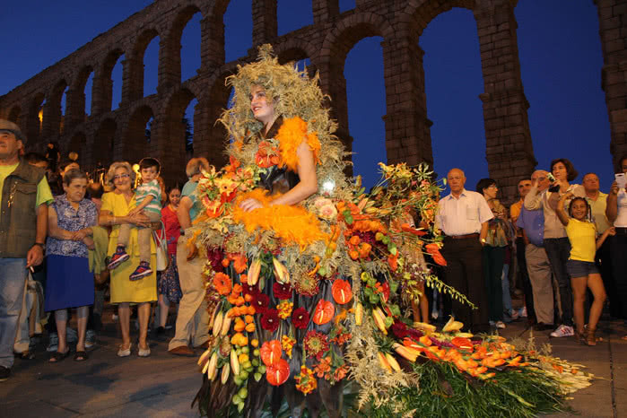La modelo Claudia Bartoli en la Plaza del Azoguejo de Segovia durante la edición pasada. La modelo Claudia Bartoli en la Plaza del Azoguejo de Segovia durante la edición pasada.