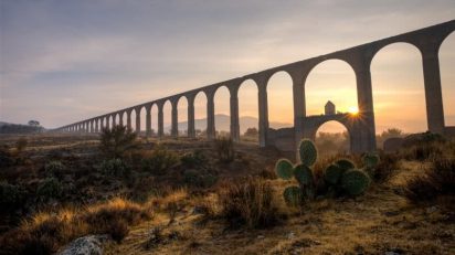© Espacio de la Imagen/Main arcade at dawn (Mexico).