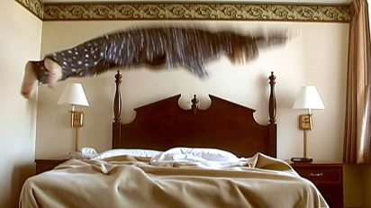 'Catch My Fall', 2003. Gonzalo Lebrija. Vídeo 2’08’’. Cortesía del artista.