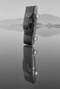 'Entre la vida y la muerte B/N', [Breve Historia del tiempo], 2008. Gonzalo Lebrija. Impresión fotográfica en blanco y negro. 180 x 120 cm. Cortesía Travesía Cuatro.