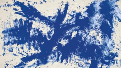 Yves Klein. 'La gran Antropometría azul' (ANT 105) [La grande Anthropométrie bleue (ANT 105)], ca. 1960 Pigmento y resina sintética en papel montado sobre lienzo 280 x 428 cm Guggenheim Bilbao Museoa.