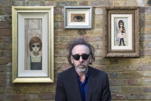 Tim Burton con sus cuadros de Margaret Keane. © Foto: Leah Gallo.