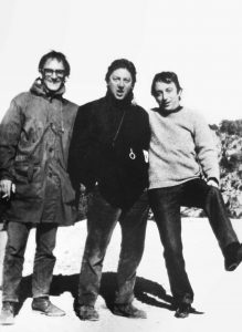 Elías Querejeta y Carlos Saura con el director de fotografía Luis Cuadrado en 1966. Foto: Archivo Gracia Querejeta.