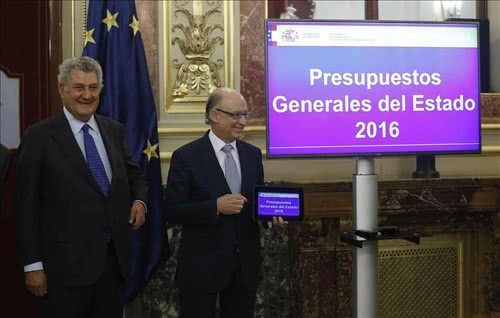 El ministro de Hacienda, Cristóbal Montoro, y el presidente de la Cámara Baja, Jesús Posada, durante el acto de presentación de los Presupuestos Generales del Estado 2016.