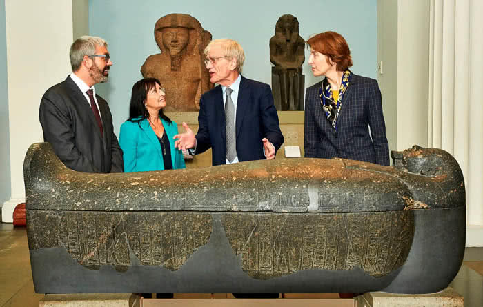 Ignasi Miró, director del Área de Cultura de la Fundación Bancaria “la Caixa; Elisa Durán, directora general adjunta de la Fundación Bancaria “la Caixa”; Sir Richard Lambert, presidente del Patronato del Museo Británico, y Nadja Race, directora de Acción Internacional del British Museum.
